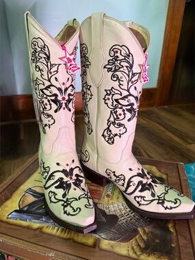 Women's White Embroidered Western Heeled Boots with swarovski crystals